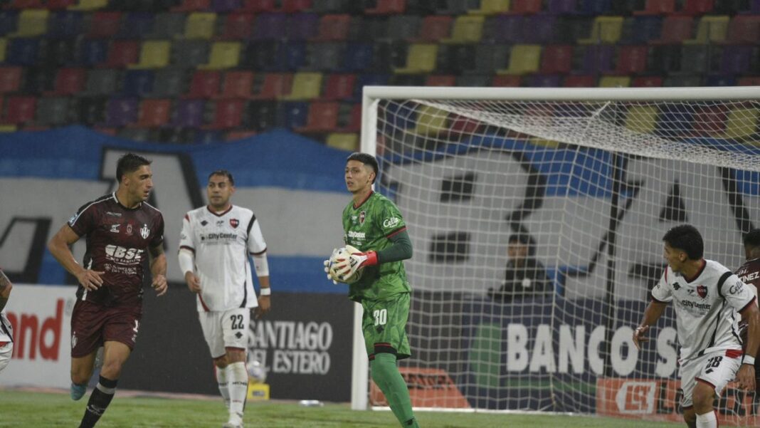 Josué Reinatti, arquero de Newell's Old Boys, durante un partido de fútbol.