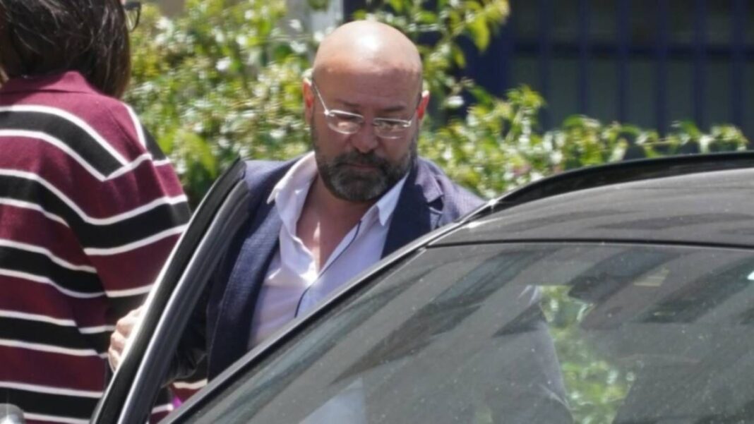 Símbolo de la Justicia frente a la bandera argentina, en referencia a la causa judicial Andis.