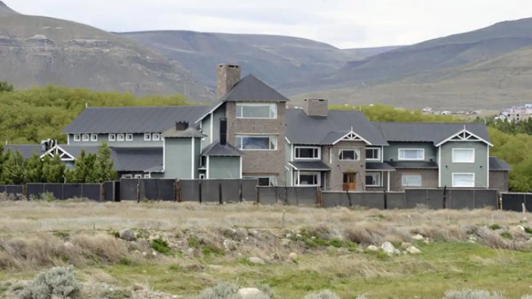 Edificio de tribunales con la bandera argentina