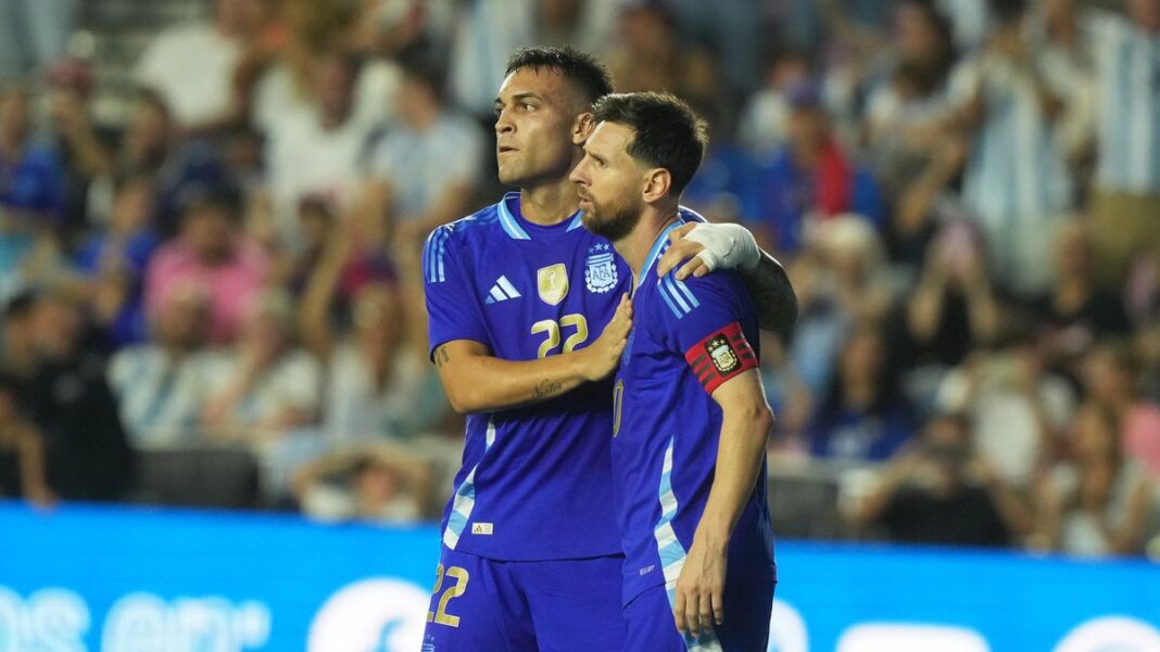 Lautaro Martínez, delantero de la selección argentina, en acción durante un partido.
