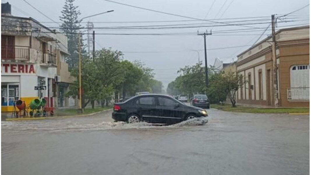 Calle anegada por las lluvias en una localidad del norte de la provincia de Santa Fe