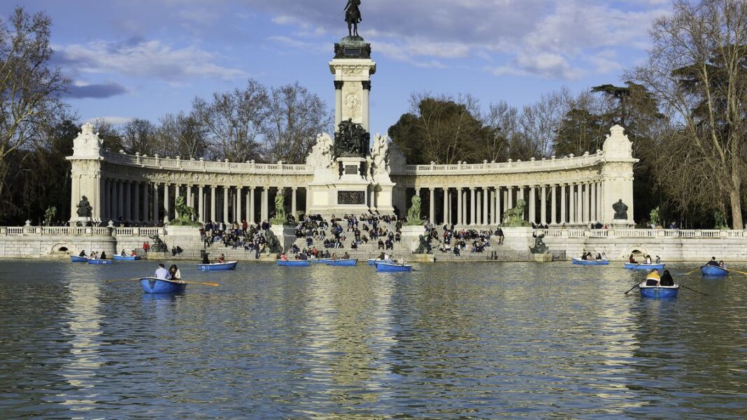 Vista aérea de parques y zonas peatonales en la ciudad de Madrid