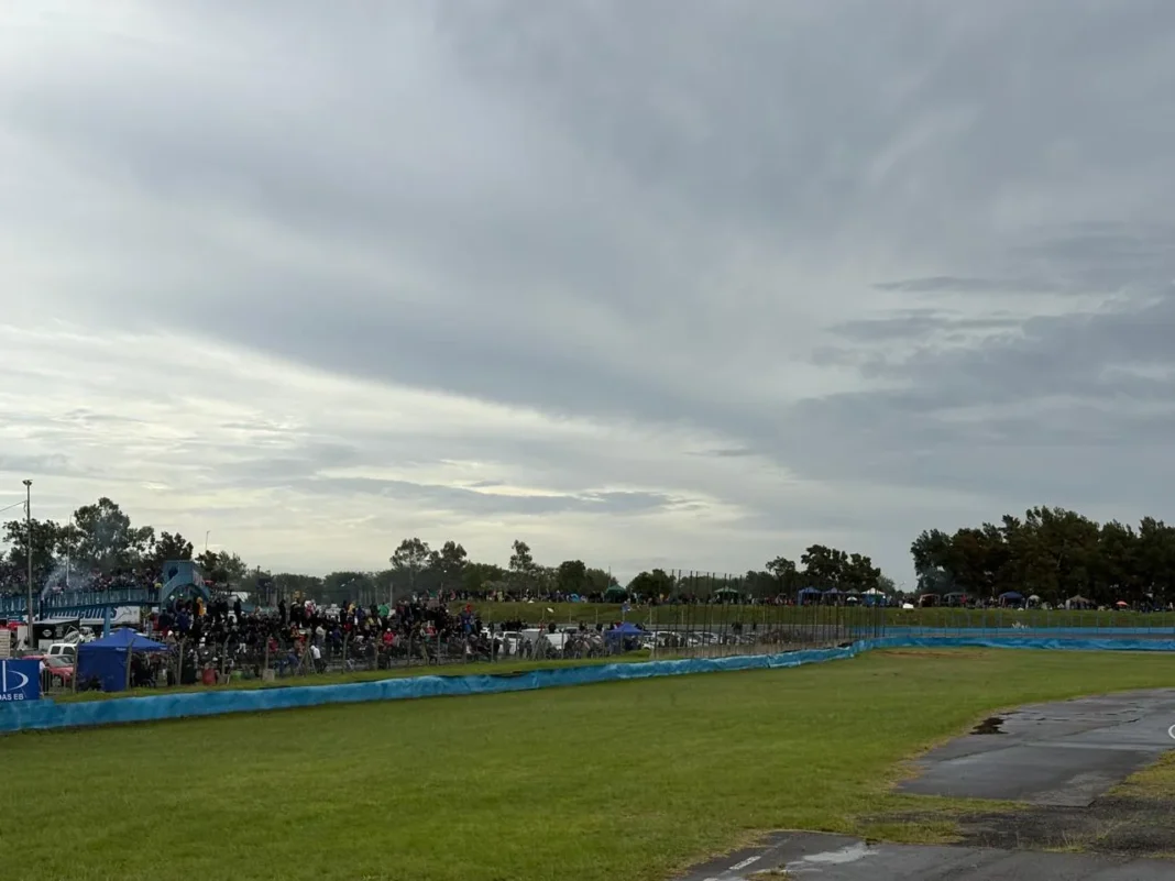 Público en las tribunas del Autódromo Juan Manuel Fangio de Rosario durante la fecha del Turismo Nacional.