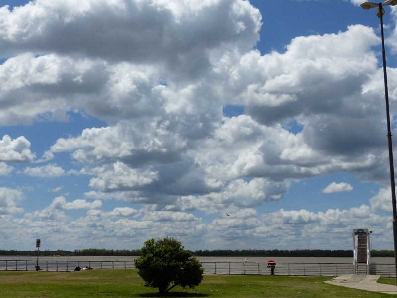 Cielo parcialmente nublado sobre la ciudad de Santa Fe