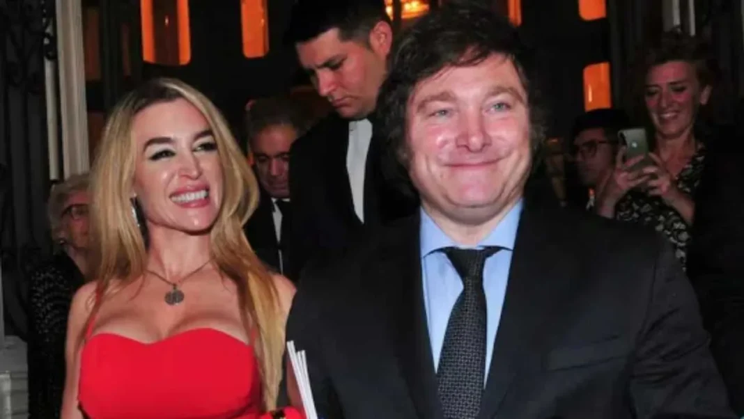 Ilustración del evento benéfico de moda de Roberto Piazza con la participación de Javier Milei y Fátima Flórez.