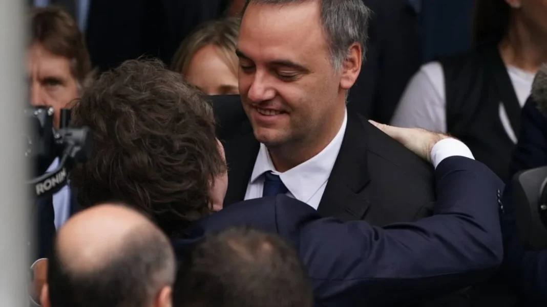 El presidente Javier Milei y el jefe de Gabinete, Manuel Adorni, durante un abrazo en el acto por Malvinas.