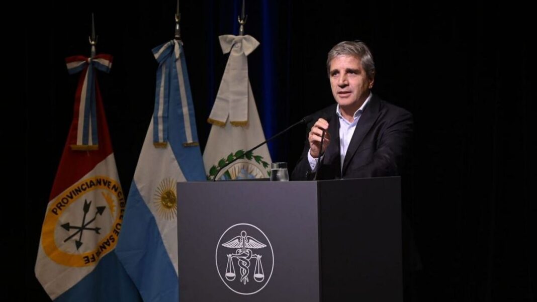 El ministro de Economía Luis Caputo en un auditorio durante una presentación.