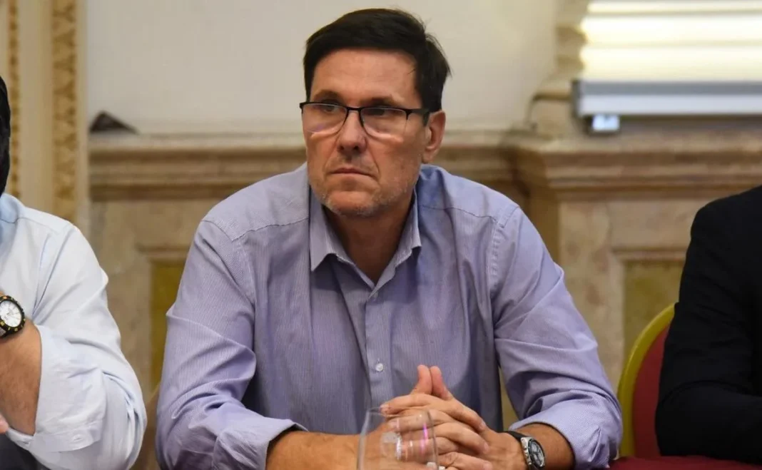 Ministro de Educación de Santa Fe, José Goity, en una escuela.