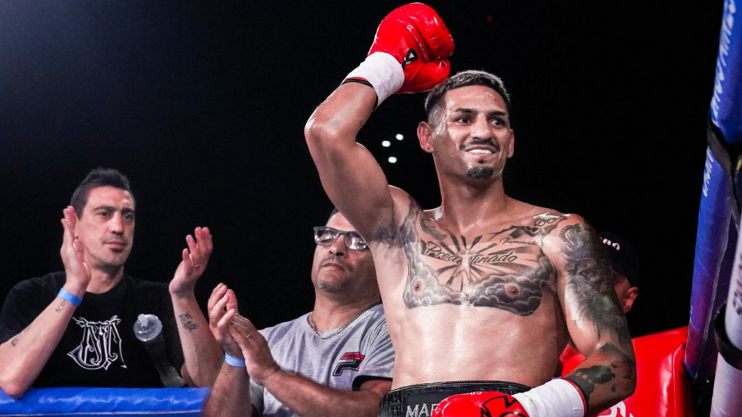 Mirco Cuello, boxeador santafesino, posa con guantes de boxeo.