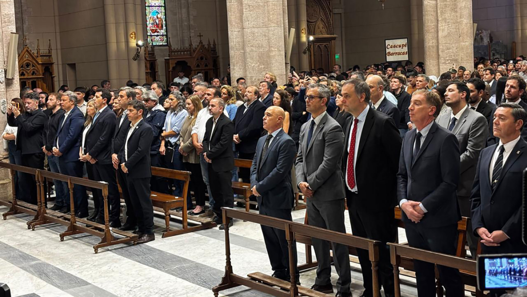 Asistentes a la misa en la Basílica de Luján en homenaje al Papa Francisco.