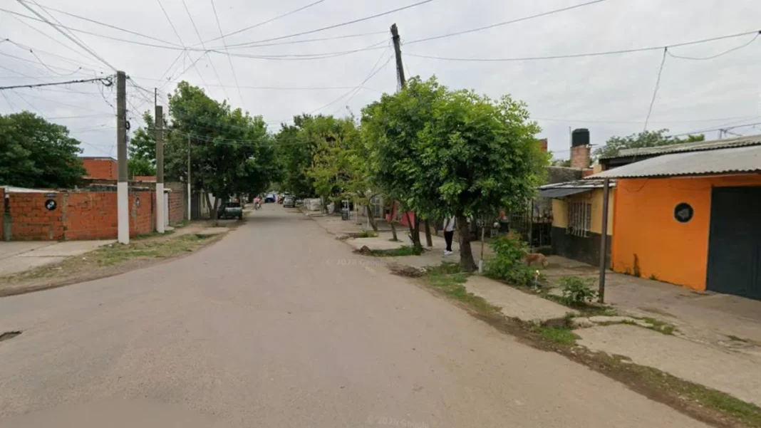 Ilustración genérica de una calle residencial con referencias a un operativo policial.