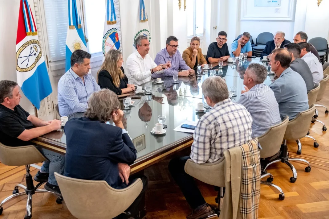 Vista aérea del Espigón Maciel y la costa de Rosario, con embarcaciones en la zona.