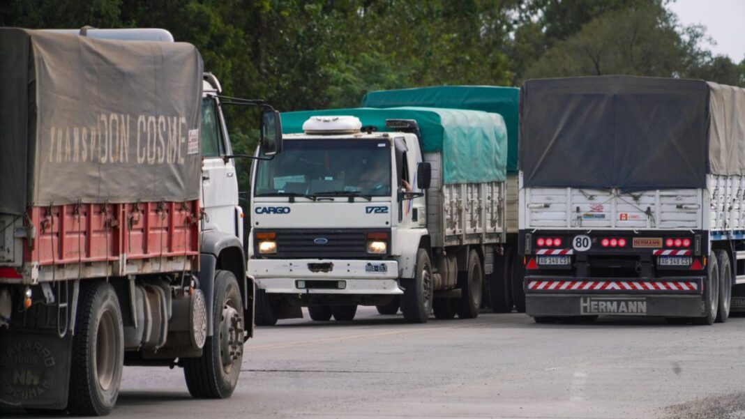 Ruta nacional en la provincia de Santa Fe, con señalética vial visible.