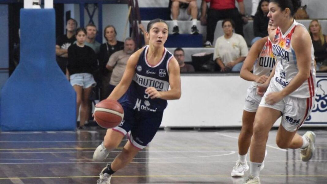Jugadoras de Náutico Avellaneda en partido de la Liga Nacional de básquet femenino