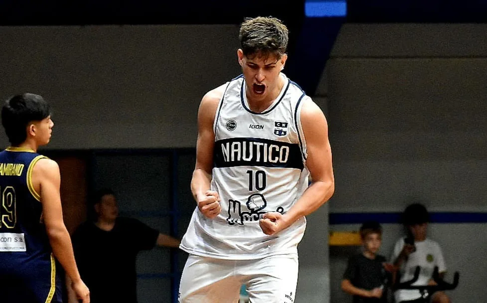 Jugadores de básquet en acción durante un partido de la Liga Federal