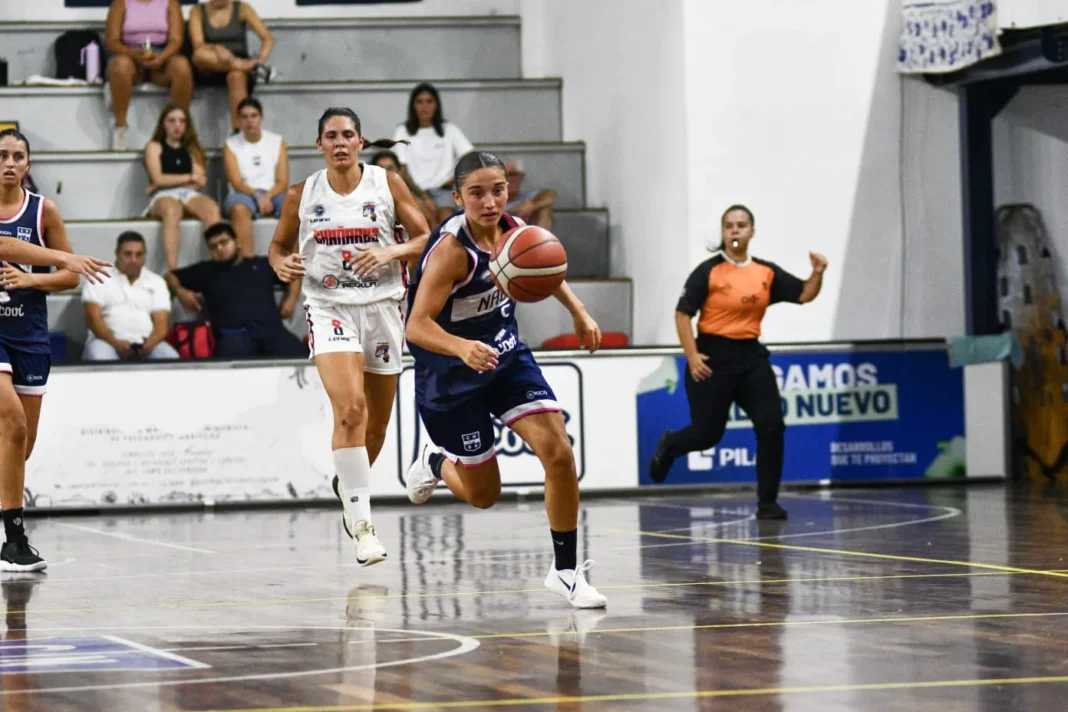 Jugadoras de básquet en acción durante un partido de la Liga Femenina