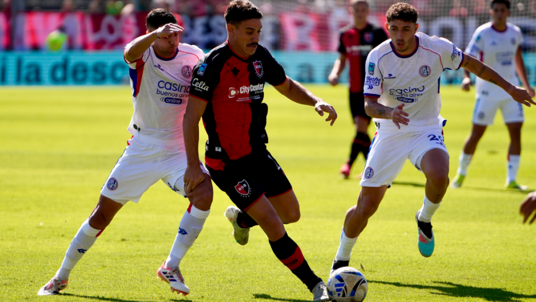 Plantel de Newell's Old Boys entrenando en el Centro de Entrenamiento Jorge Griffa.