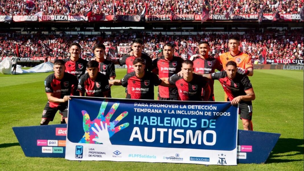 Jugadores de Newell's Old Boys y San Lorenzo durante el partido en el estadio.