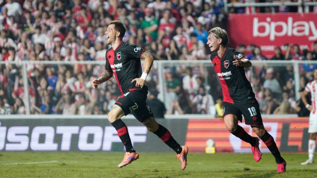Juan Ignacio Ramírez celebra un gol con la camiseta de Newell's Old Boys