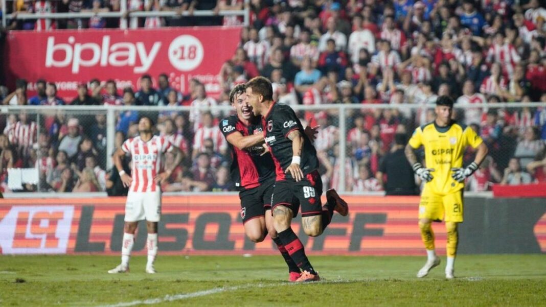 Jugadores de Newell's Old Boys celebrando un gol durante el partido contra Unión en el estadio 15 de Abril de Santa Fe.