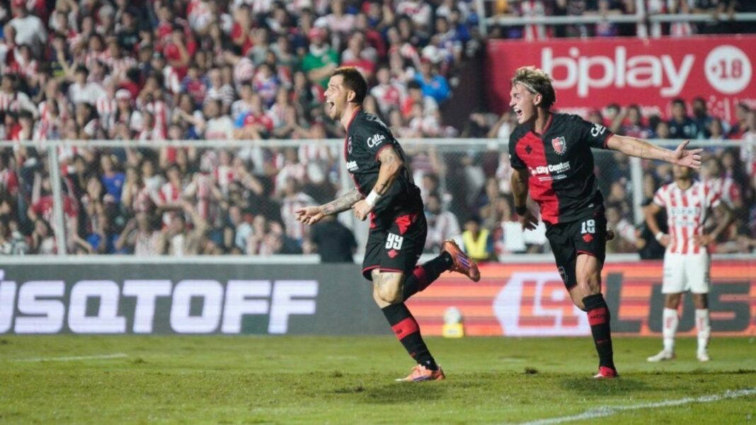 Jugadores de Newell's Old Boys celebran un gol durante el partido contra Unión en el estadio 15 de Abril de Santa Fe.