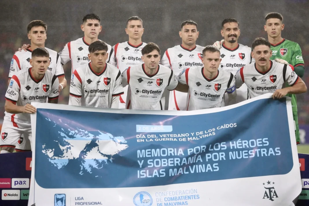 Jugadores de Newell's Old Boys celebrando un gol durante el partido en el estadio Marcelo Bielsa.