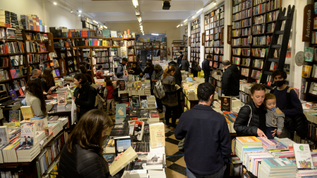 Personas en una librería durante la Noche de las Librerías en Santa Fe