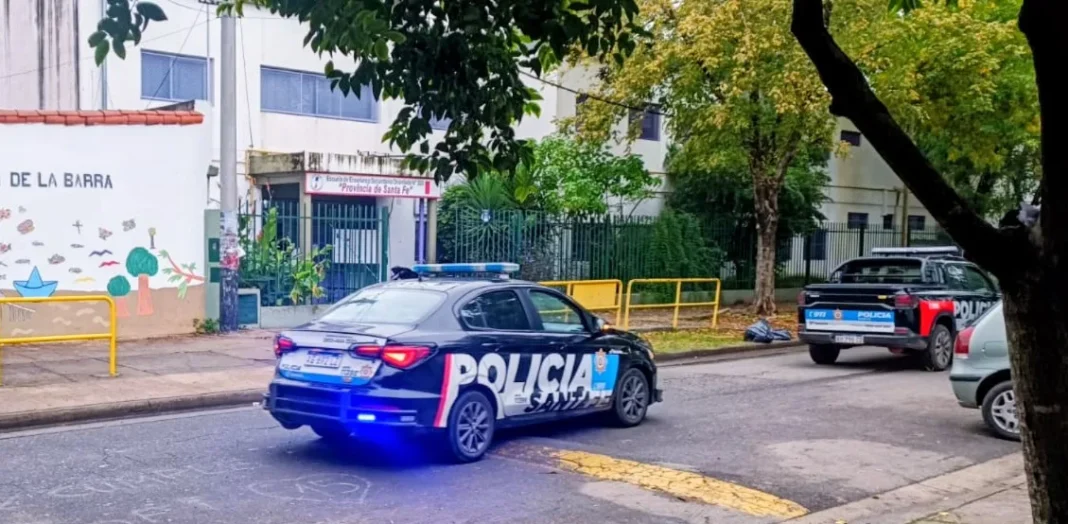 Operativo policial frente a una escuela en Rosario, provincia de Santa Fe