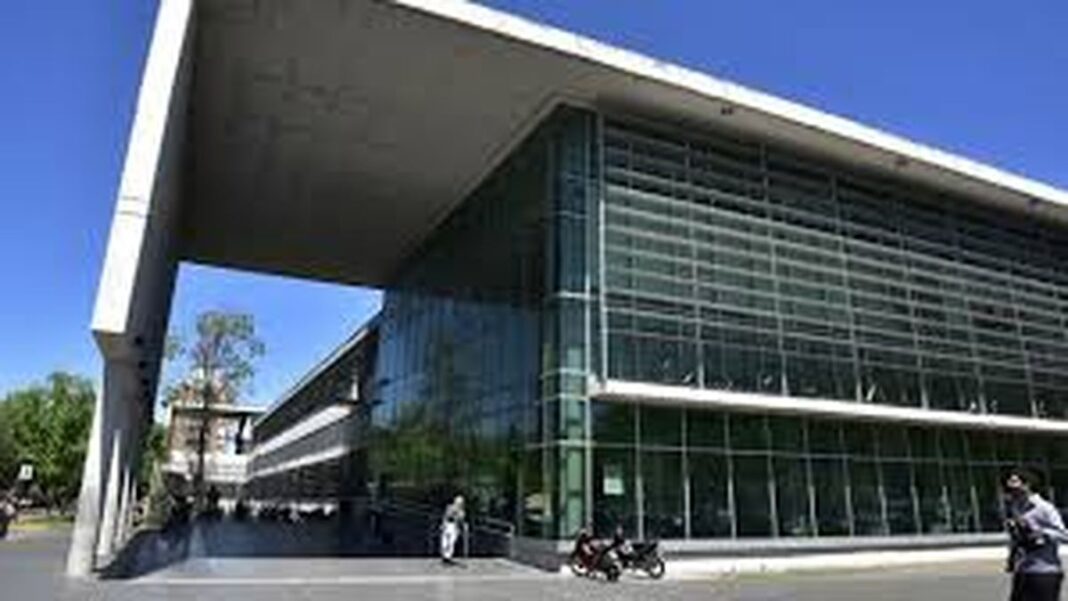 Fachada de obra en construcción en el macrocentro de la ciudad de Santa Fe