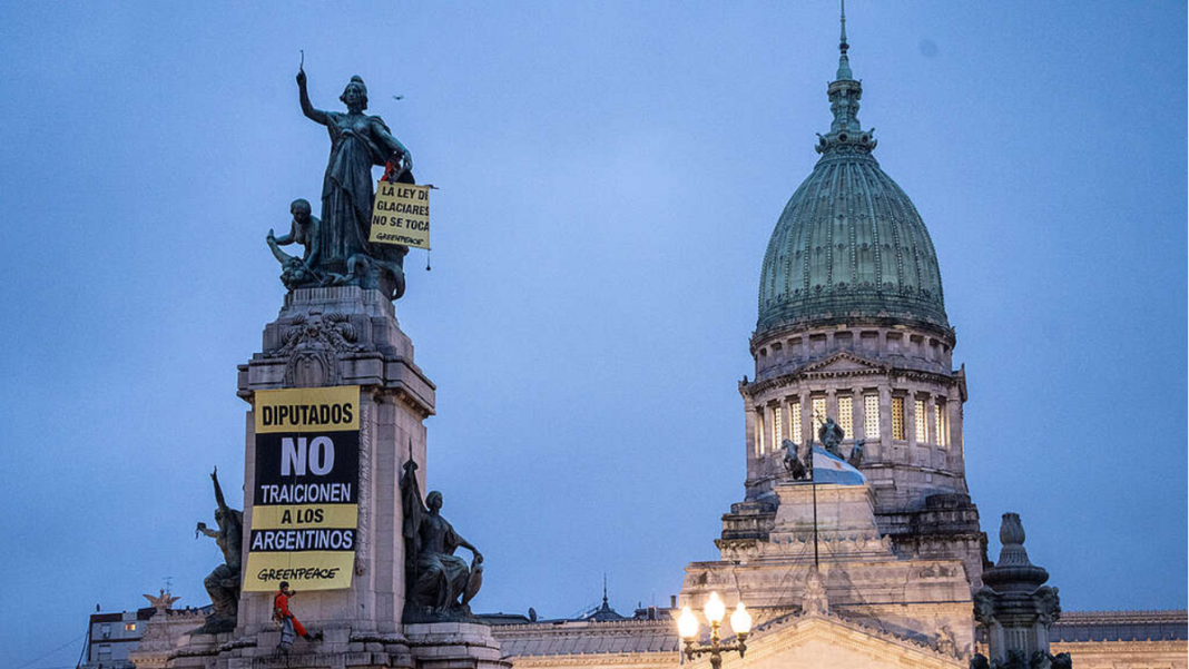 Manifestación por la protección de glaciares y reservas de agua en Argentina