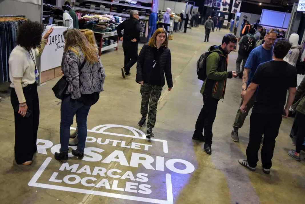 Multitud de personas recorriendo los stands del Outlet Rosario en los galpones de la ex Rural