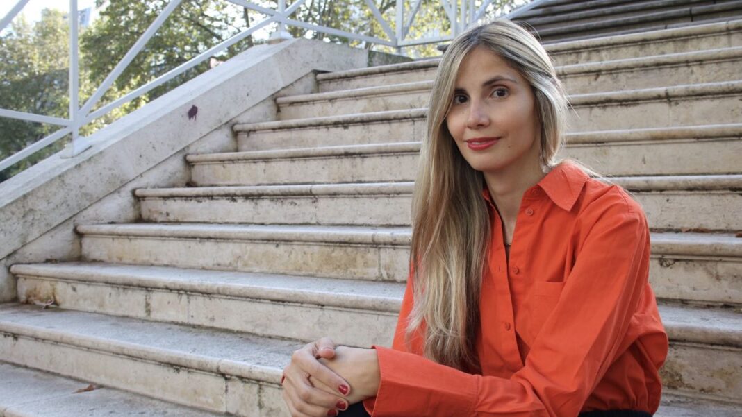 Fotografía de la escritora argentina Paula Klein, autora de 