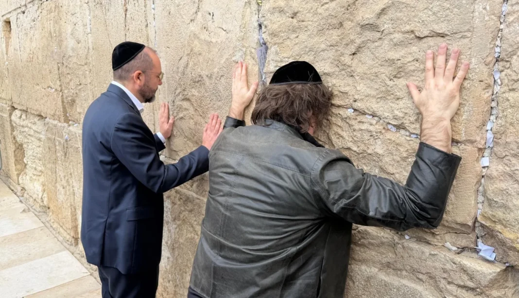 El presidente Javier Milei durante su visita al Muro de los Lamentos en Jerusalén, Israel.