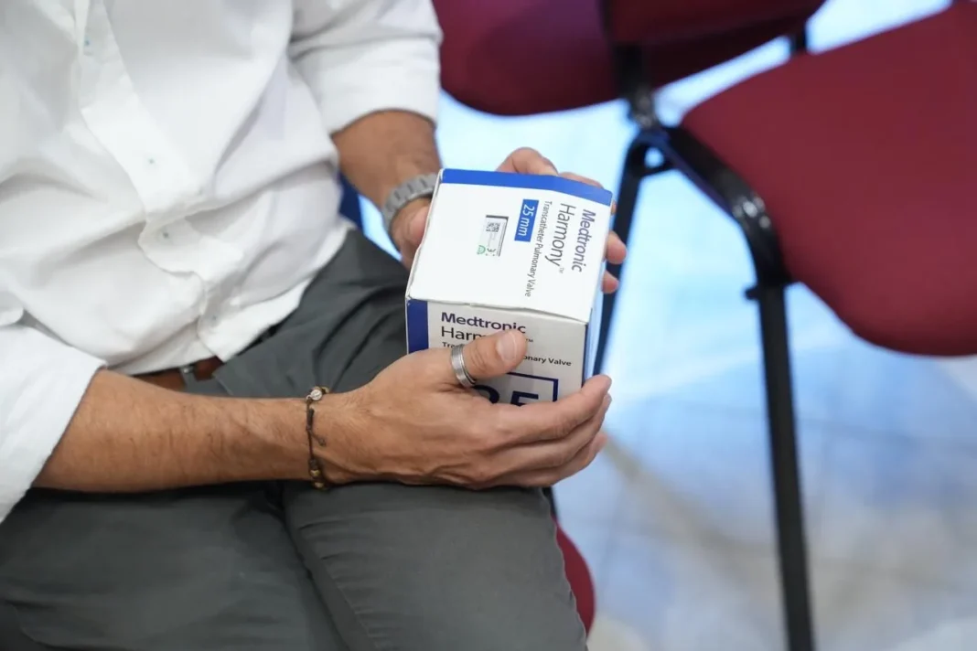 Equipo médico del Hospital Provincial del Centenario de Rosario en una sala de hemodinamia