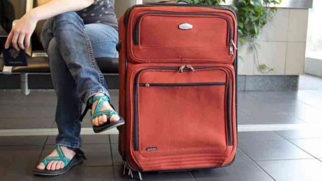 Ilustración de una balanza de la justicia frente a un avión de papel, representando estafas con viajes.