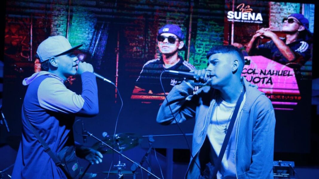 Público y artistas en el festival de lanzamiento del programa Re-Suena en Plataforma Lavardén, Santa Fe.