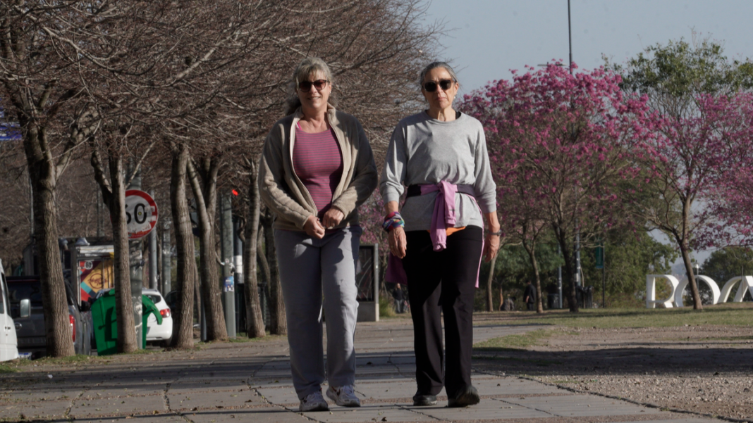 Cielo despejado y día soleado en la ciudad de Rosario, Santa Fe