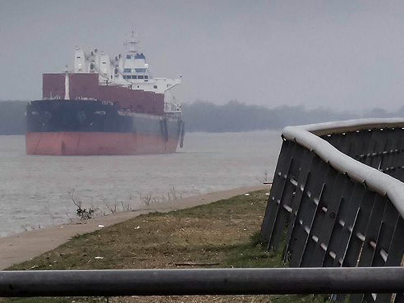 Cielo nublado sobre el río Paraná a su paso por la ciudad de Rosario, Santa Fe.