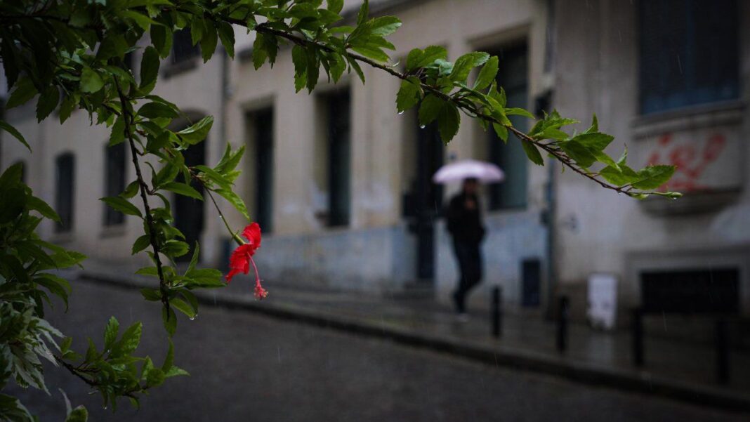 Mapa del pronóstico del tiempo con nubes y lluvia sobre la región de Rosario, Santa Fe.