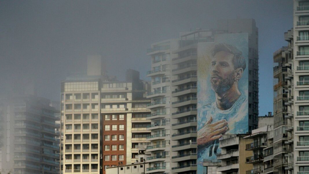 Ilustración del pronóstico del tiempo con neblina y nubes sobre la ciudad de Rosario, Santa Fe.