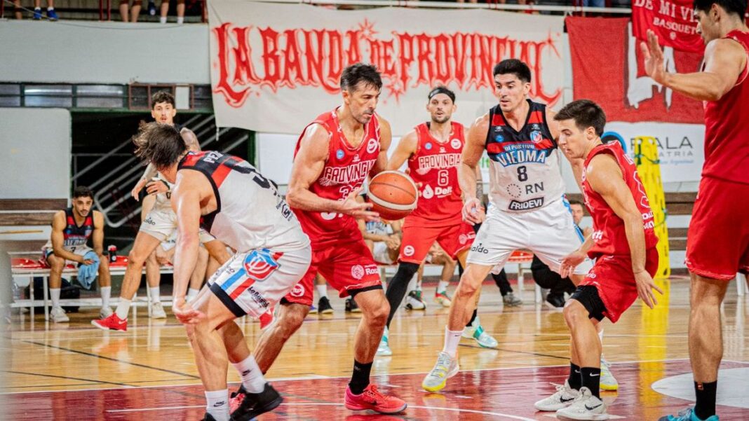 Jugadores de Provincial de básquet en partido de la Liga Argentina