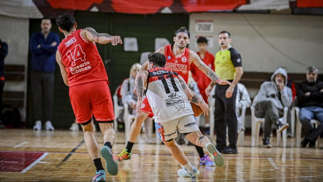 Jugadores de Provincial y Deportivo Viedma durante el quinto partido de la Liga Argentina de Básquet