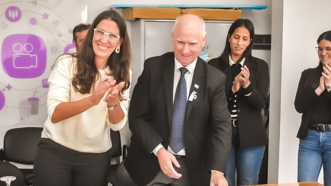 Vista aérea del nuevo polo educativo de Puerto San Martín y tránsito en la Ruta 11.