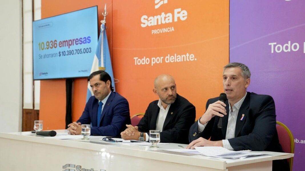 Funcionarios provinciales en conferencia de prensa anunciando datos de empleo y rebaja de impuestos en Santa Fe