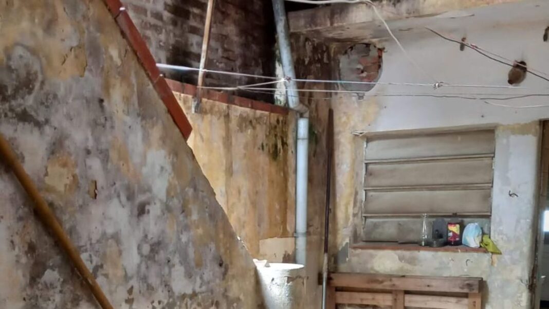 Fachada de una casa antigua en proceso de refacción y renovación en Rosario.