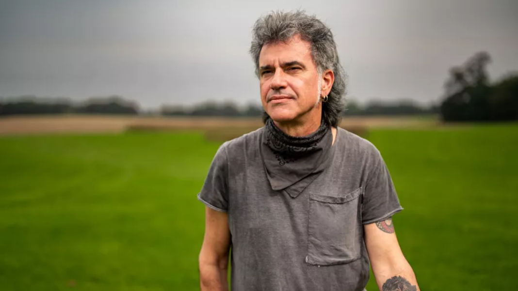 Richard Coleman durante una presentación en vivo con su guitarra.