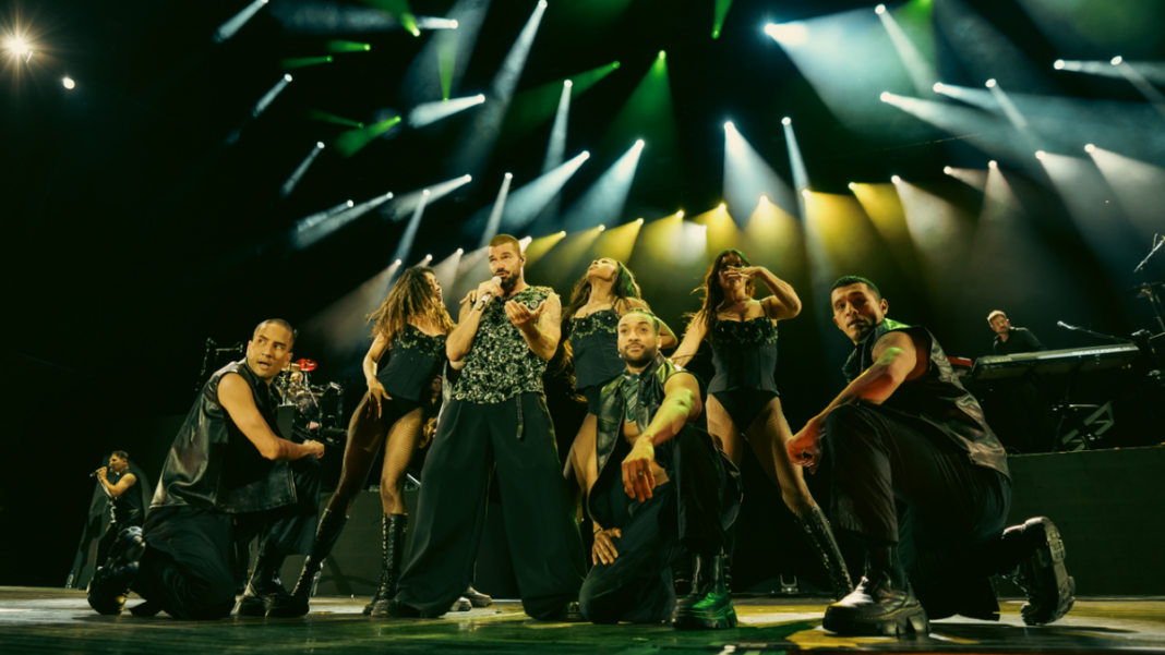 Ricky Martin en el escenario del Autódromo Municipal de Rosario durante su concierto.