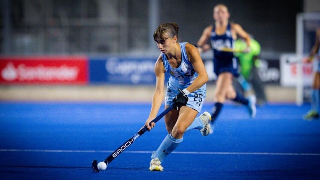 Rocío Bianchi con la camiseta de Las Leoncitas celebrando el título panamericano