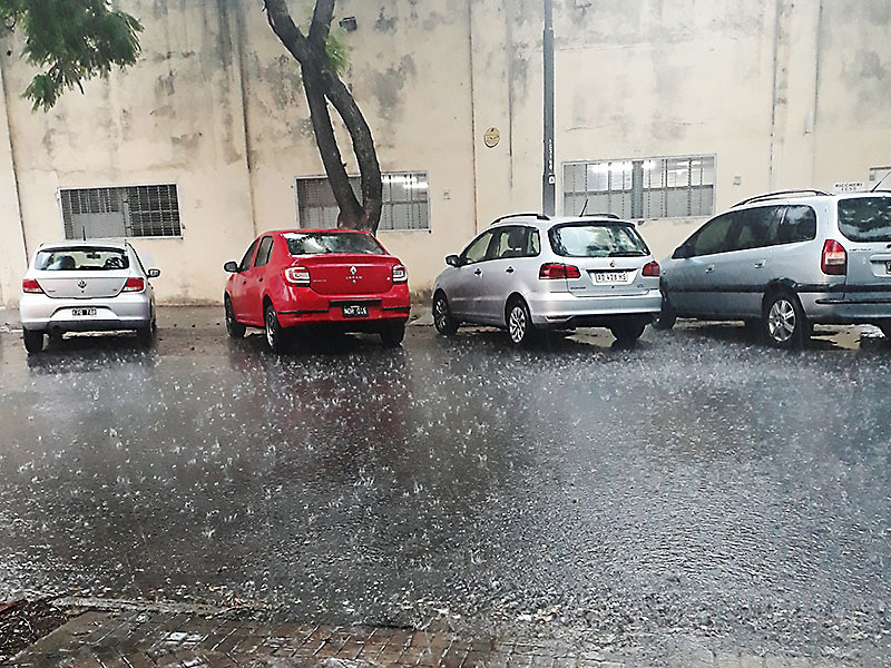 Calle anegada por las lluvias en la ciudad de Rosario, provincia de Santa Fe