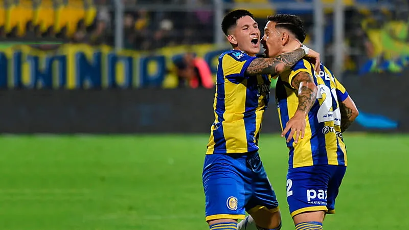 Jugadores de Rosario Central en el estadio Gigante de Arroyito durante un partido.